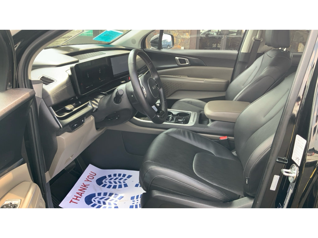 Used 2025 Kia Carnival FWD image 9