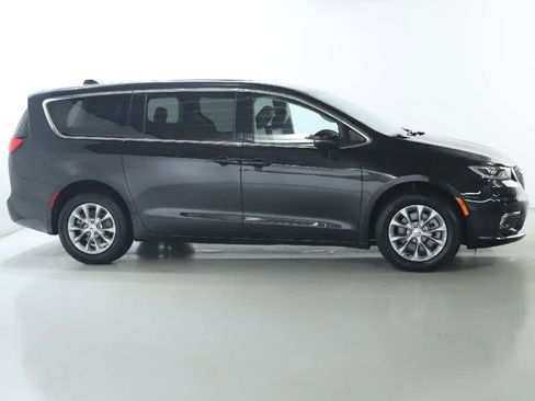 Used 2023 Chrysler Pacifica Touring-L image 12