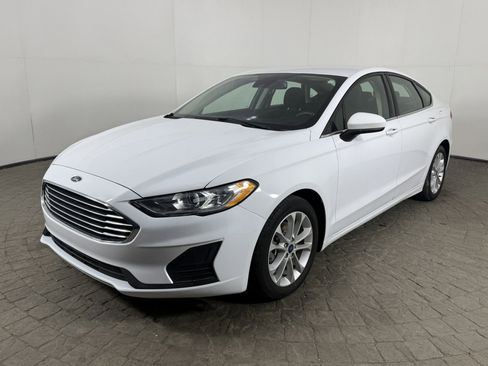 Used 2020 Ford Fusion SE FWD image 3