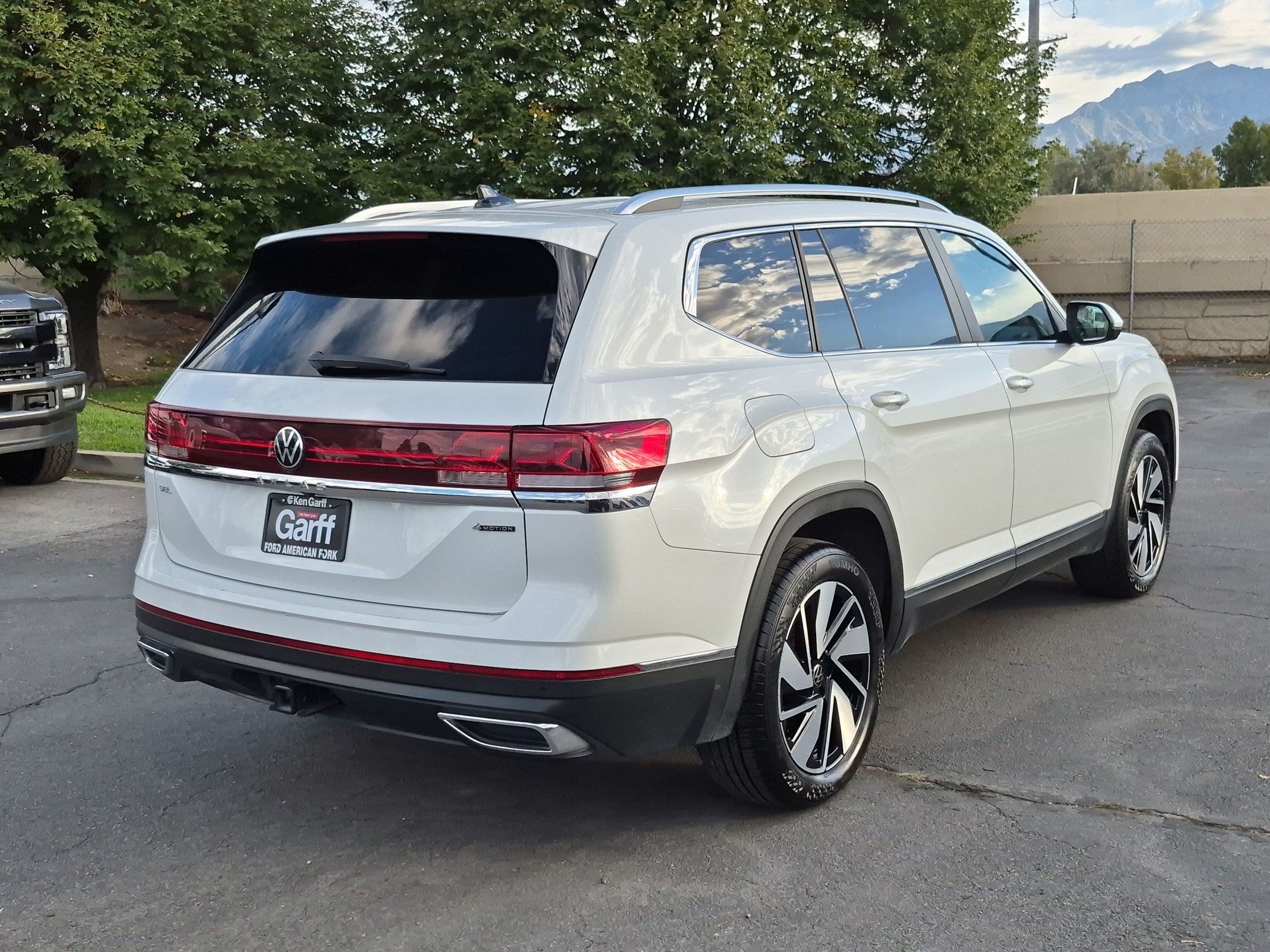 Used 2025 Volkswagen Atlas SEL AWD/4WD image 3