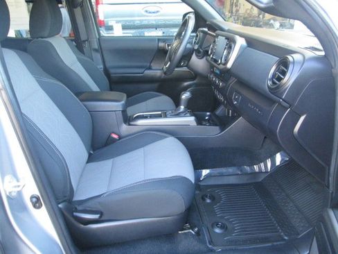 Used 2021 Toyota Tacoma TRD Off-Road image 12