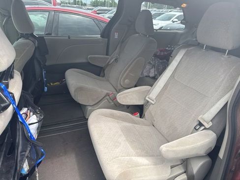 Used 2015 Toyota Sienna LE image 9