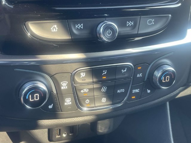 Used 2023 Chevrolet Traverse LT FWD image 19