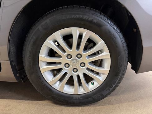 Used 2015 Toyota Sienna XLE FWD image 27