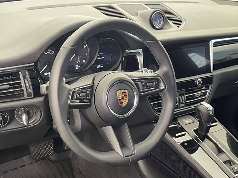 Certified 2022 Porsche Macan AWD/4WD image 4