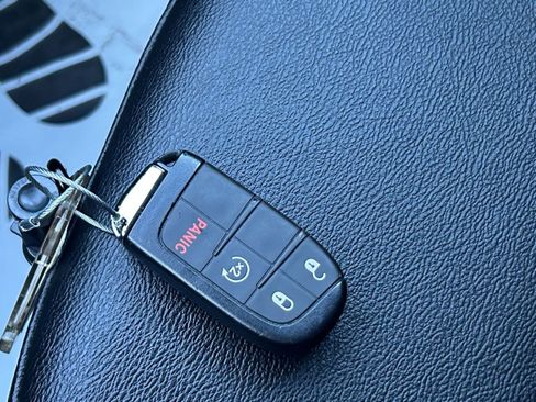 Used 2025 Jeep Compass Limited image 21