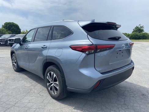 Used 2020 Toyota Highlander XLE AWD/4WD image 9