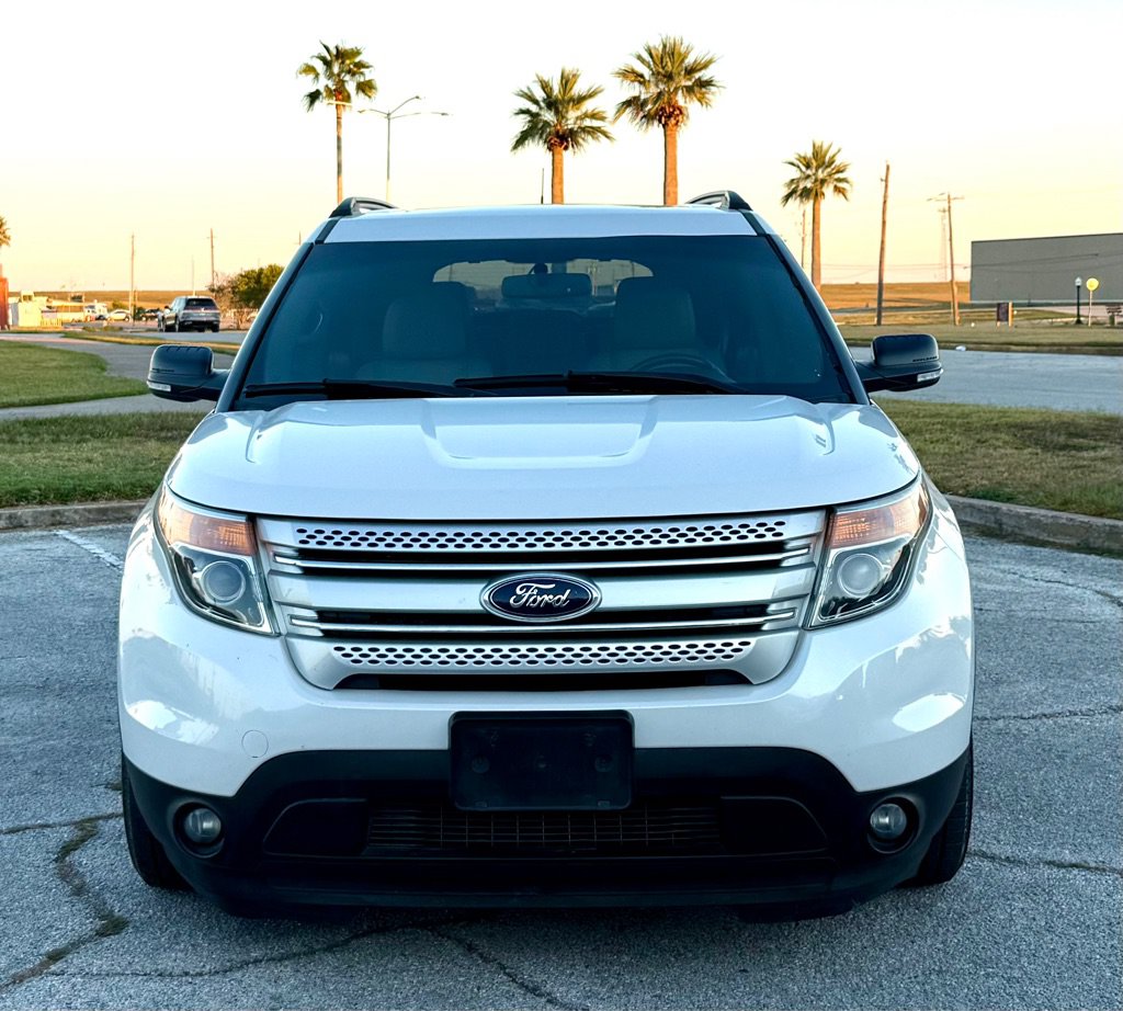 Used 2015 Ford Explorer XLT w/ Equipment Group 202A FWD image 2