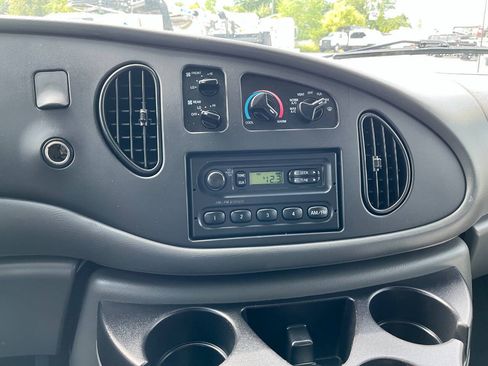Used 2006 Ford E-350 and Econoline 350 XLT RWD image 12