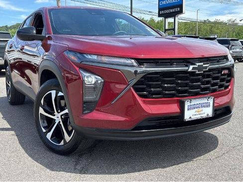 Used 2024 Chevrolet Trax RS w/ Driver Confidence Package FWD image 2