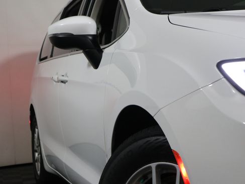 Used 2023 Chrysler Pacifica Touring-L FWD image 3