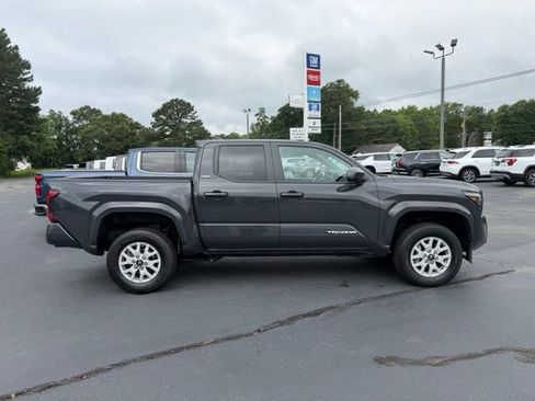 Used 2024 Toyota Tacoma SR5 AWD/4WD image 4