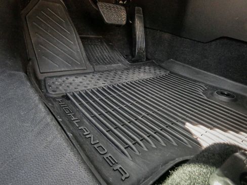 Used 2024 Toyota Highlander XLE FWD image 17