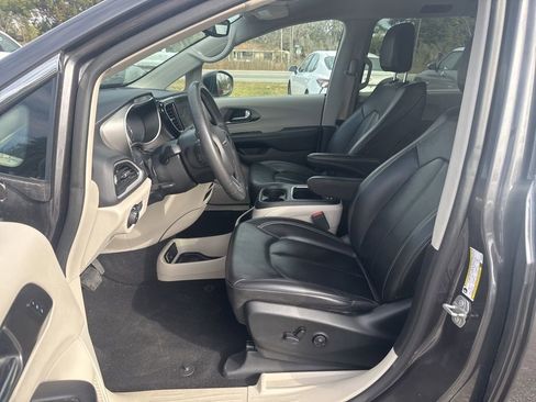 Used 2023 Chrysler Pacifica Touring-L image 10