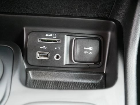 Used 2018 Jeep Cherokee Latitude Plus w/ Cold Weather Group AWD/4WD image 33