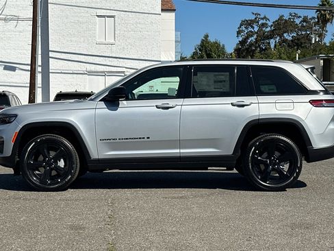 New 2025 Jeep Grand Cherokee Limited w/ Black Appearance Package image 6