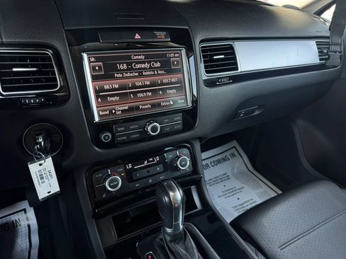 Used 2014 Volkswagen Touareg Sport AWD/4WD image 23