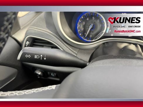 Used 2023 Chrysler Pacifica Touring FWD image 16