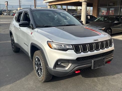 Used 2025 Jeep Compass Trailhawk AWD/4WD image 3