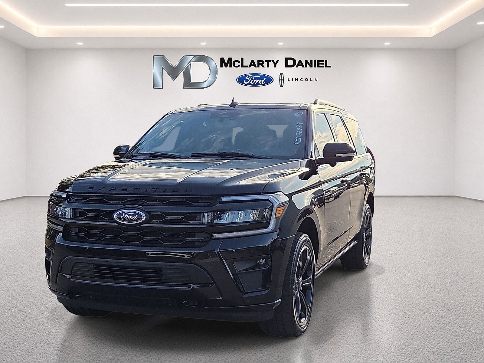 Used 2024 Ford Expedition Limited AWD/4WD image 2