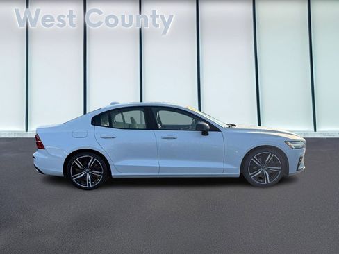 Used 2020 Volvo S60 T5 R-Design image 2