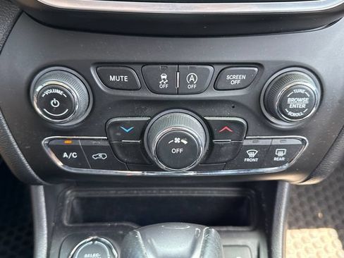 Used 2020 Jeep Cherokee Latitude Plus w/ Cold Weather Group AWD/4WD image 26