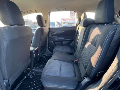 Used 2016 Mitsubishi Outlander SE image 13