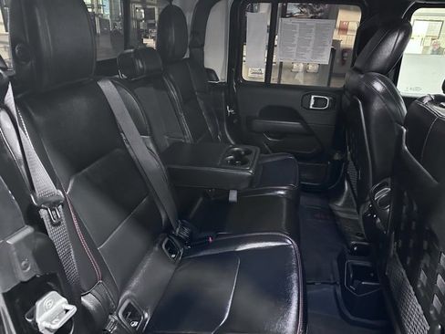Used 2023 Jeep Gladiator Rubicon w/ Cold Weather Group image 17