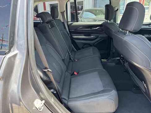 Used 2024 Jeep Grand Cherokee Laredo RWD image 9