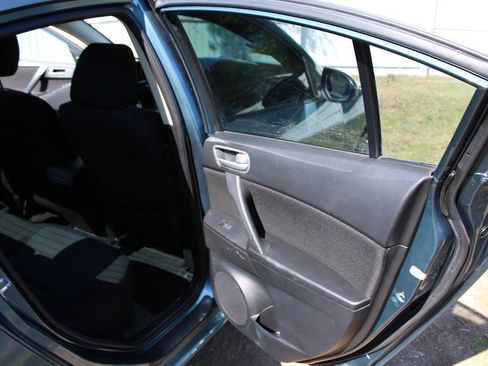 Used 2011 MAZDA MAZDA3 i Touring FWD image 31