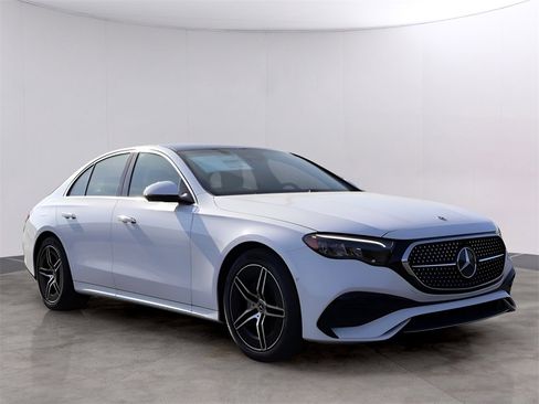 Used 2025 Mercedes-Benz E 350 4MATIC Sedan image 3
