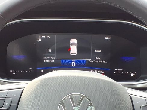 Certified 2025 Volkswagen Taos SE image 10