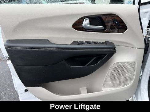 Used 2024 Chrysler Pacifica Limited FWD image 12