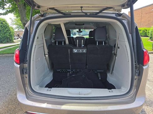 Used 2018 Chrysler Pacifica Touring-L FWD image 12