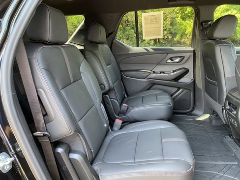 Used 2023 Chevrolet Traverse RS FWD image 36