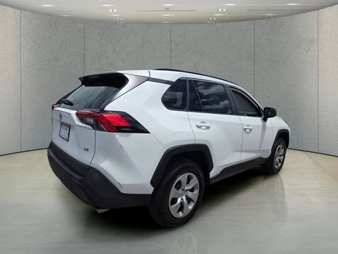 Used 2021 Toyota RAV4 LE FWD image 5