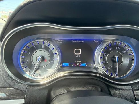 Used 2017 Chrysler 300 Limited RWD image 18