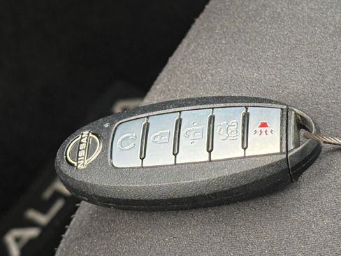 Used 2025 Nissan Altima 2.5 SV FWD image 21