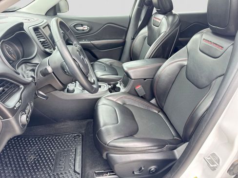Used 2019 Jeep Cherokee Trailhawk w/ Comfort/Convenience Group AWD/4WD image 19