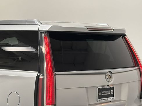 Used 2015 Cadillac Escalade Luxury AWD/4WD image 8