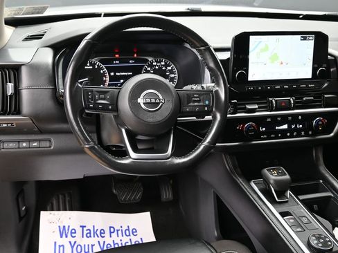 Used 2023 Nissan Pathfinder SL w/ Black Appearance Package image 32