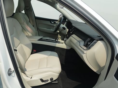 Used 2024 Volvo XC60 B5 Plus AWD/4WD image 26