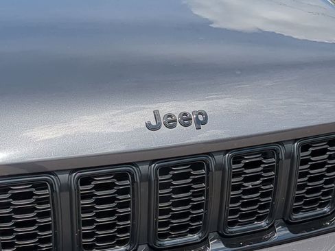 Used 2023 Jeep Grand Cherokee Altitude AWD/4WD image 12
