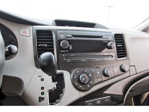 Used 2012 Toyota Sienna LE image 19