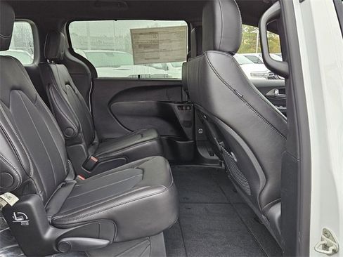 New 2026 Chrysler Pacifica Select image 16