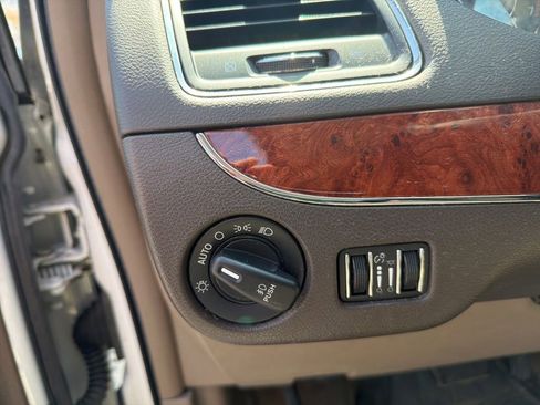 Used 2016 Chrysler Town & Country Touring FWD image 17