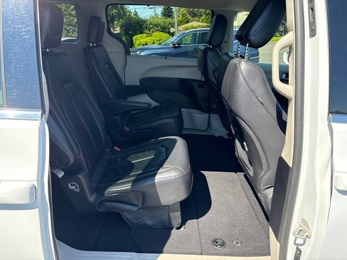 Used 2022 Chrysler Pacifica Touring-L FWD image 25