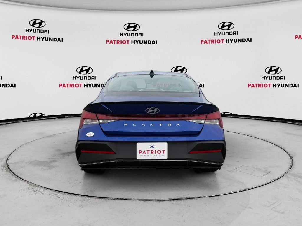 Used 2025 Hyundai Elantra Sport FWD image 4