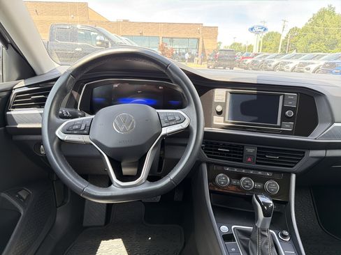 Used 2023 Volkswagen Jetta SE FWD image 11