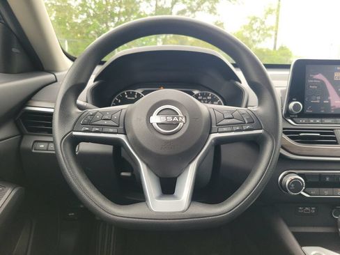 Used 2025 Nissan Altima 2.5 SV FWD image 14